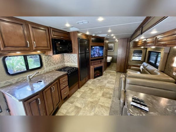63926a4772d4bf4d5949592c 2014 Fleetwood Class A RV BOUNDER 33C