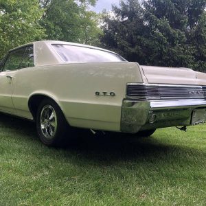 66812902-770-0@2X 1965 Pontiac GTO 389 Tri-Power Setup