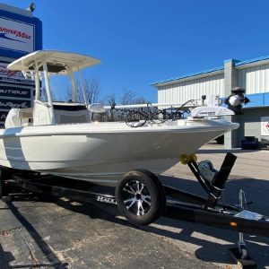 8563735_20221125125112260_1_XLARGE 2019 Boston Whaler 240 Dauntless