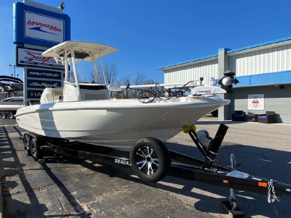 8563735_20221125125112260_1_XLARGE 2019 Boston Whaler 240 Dauntless