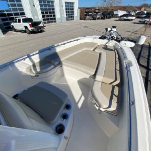 8563735_20221125125125852_1_XLARGE 2019 Boston Whaler 240 Dauntless