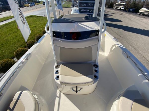 8563735_20221125125132782_1_XLARGE 2019 Boston Whaler 240 Dauntless