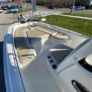 8563735_20221125125138934_1_XLARGE 2019 Boston Whaler 240 Dauntless