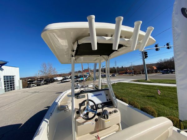 8563735_20221125125150583_1_XLARGE 2019 Boston Whaler 240 Dauntless