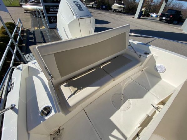 8563735_20221125125224794_1_XLARGE 2019 Boston Whaler 240 Dauntless