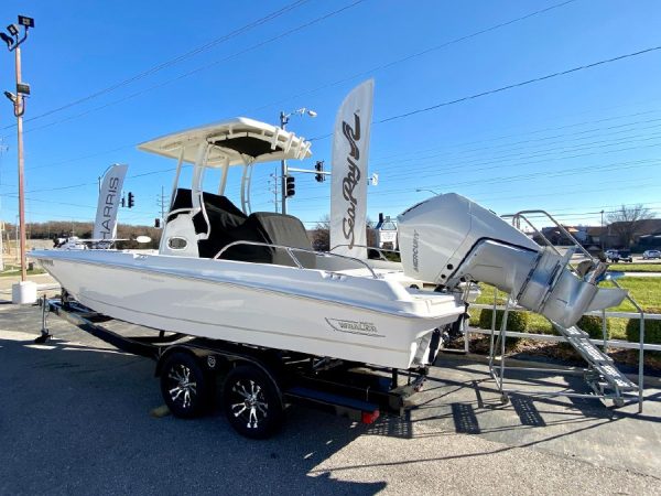 8563735_20221125125310657_1_XLARGE 2019 Boston Whaler 240 Dauntless