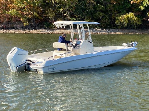 8563735_20221125125804166_1_XLARGE 2019 Boston Whaler 240 Dauntless