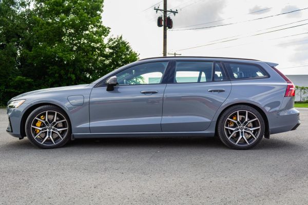2 2023 Volvo V60 Recharge T8 Polestar Engineered