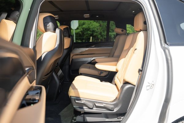 36PZ1wOy-0hpnJJU 2025 Cadillac Escalade IQ Sport 2