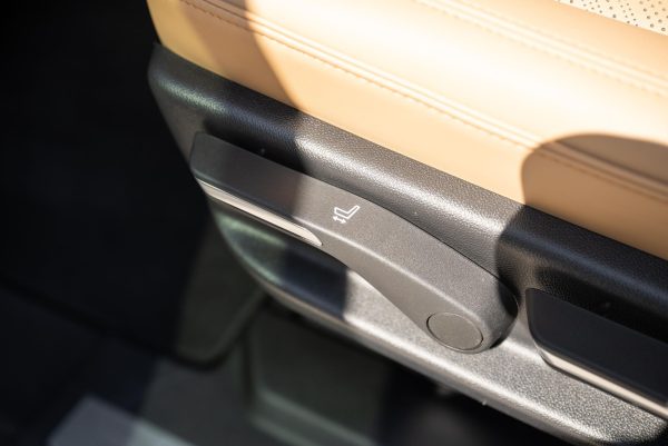 36PZ1wOy-2bw0j9_ 2025 Cadillac Escalade IQ Sport 2