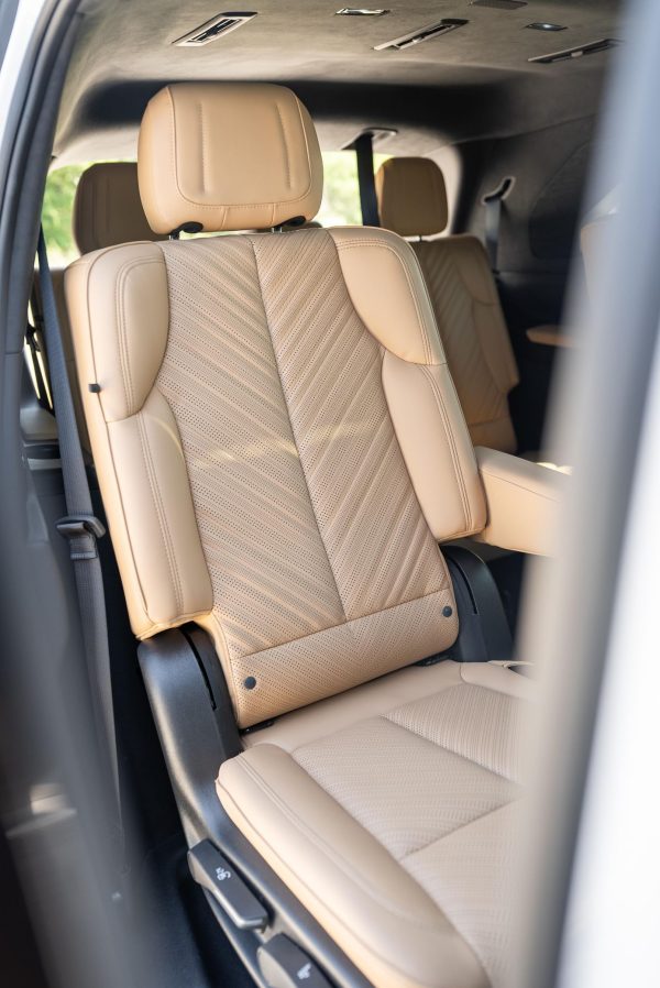 36PZ1wOy-6hIF8yi 2025 Cadillac Escalade IQ Sport 2