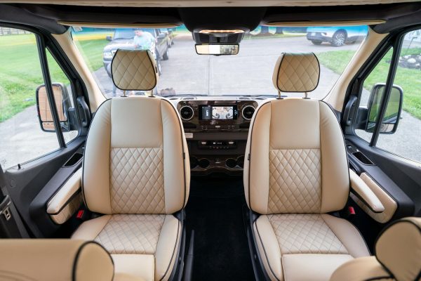 KdpdOgmQ-gL4-cop8Z6 2025 Mercedes-Benz Sprinter 3500XD Ultimate Toys Coach